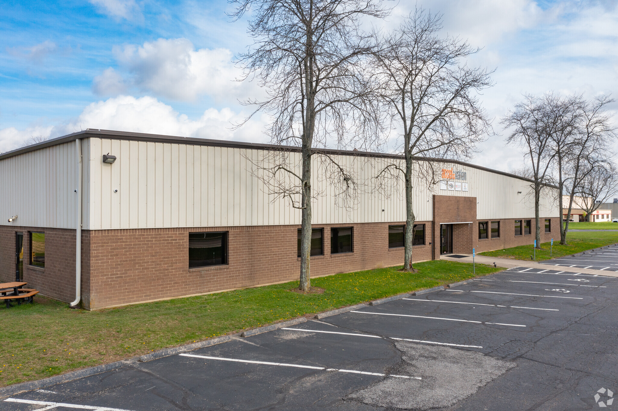 235 S Pioneer Blvd, Springboro, OH à louer Photo principale– Image 1 sur 5