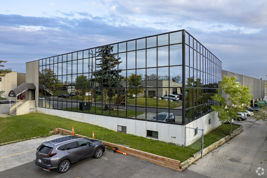 9 Densley Ave, Toronto, ON à vendre - Photo de l’immeuble – Image 2 sur 5
