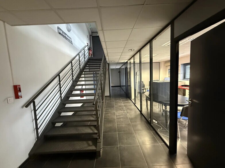 Local d’activités dans Septèmes-les-Vallons à louer - Photo intérieure – Image 3 sur 6