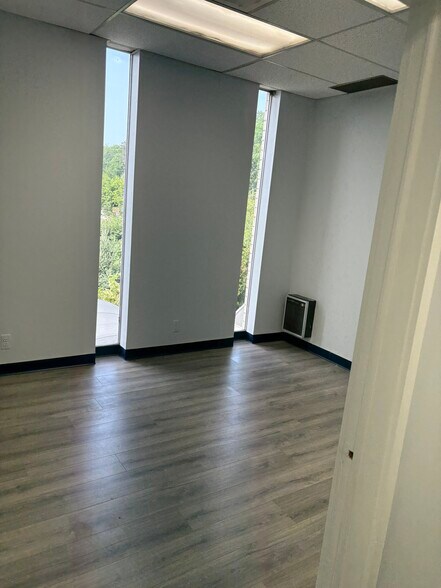 241 Molnar Dr, Elmwood Park, NJ à louer - Photo de l’immeuble – Image 3 sur 24