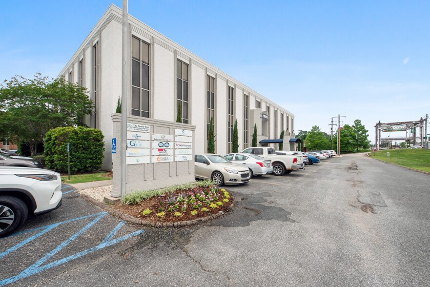 1602 Pinhook Rd, Lafayette, LA à louer - Photo de l’immeuble – Image 2 sur 12