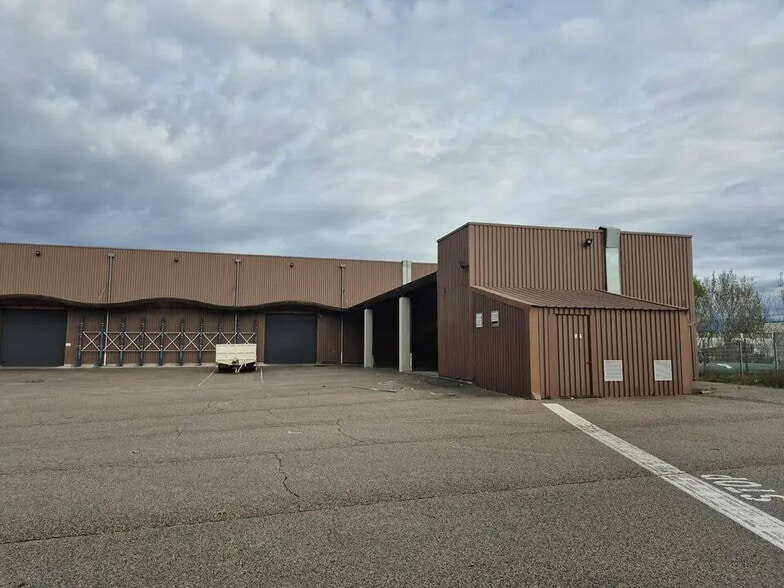 Local d'activités dans L'ISLE-SUR-LA-SORGUE à vendre - Photo de l’immeuble – Image 2 sur 9