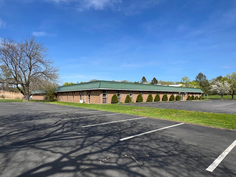 4 Avis Dr, Latham, NY à vendre - Photo de l’immeuble – Image 1 sur 8