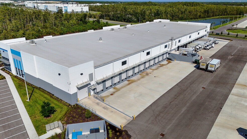 16200 Ben Hill Griffin Pky, Fort Myers, FL à louer - Photo de l’immeuble – Image 3 sur 7