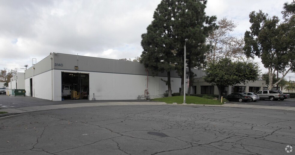 3140 W Warner Ave, Santa Ana, CA à louer - Photo de l’immeuble – Image 2 sur 2