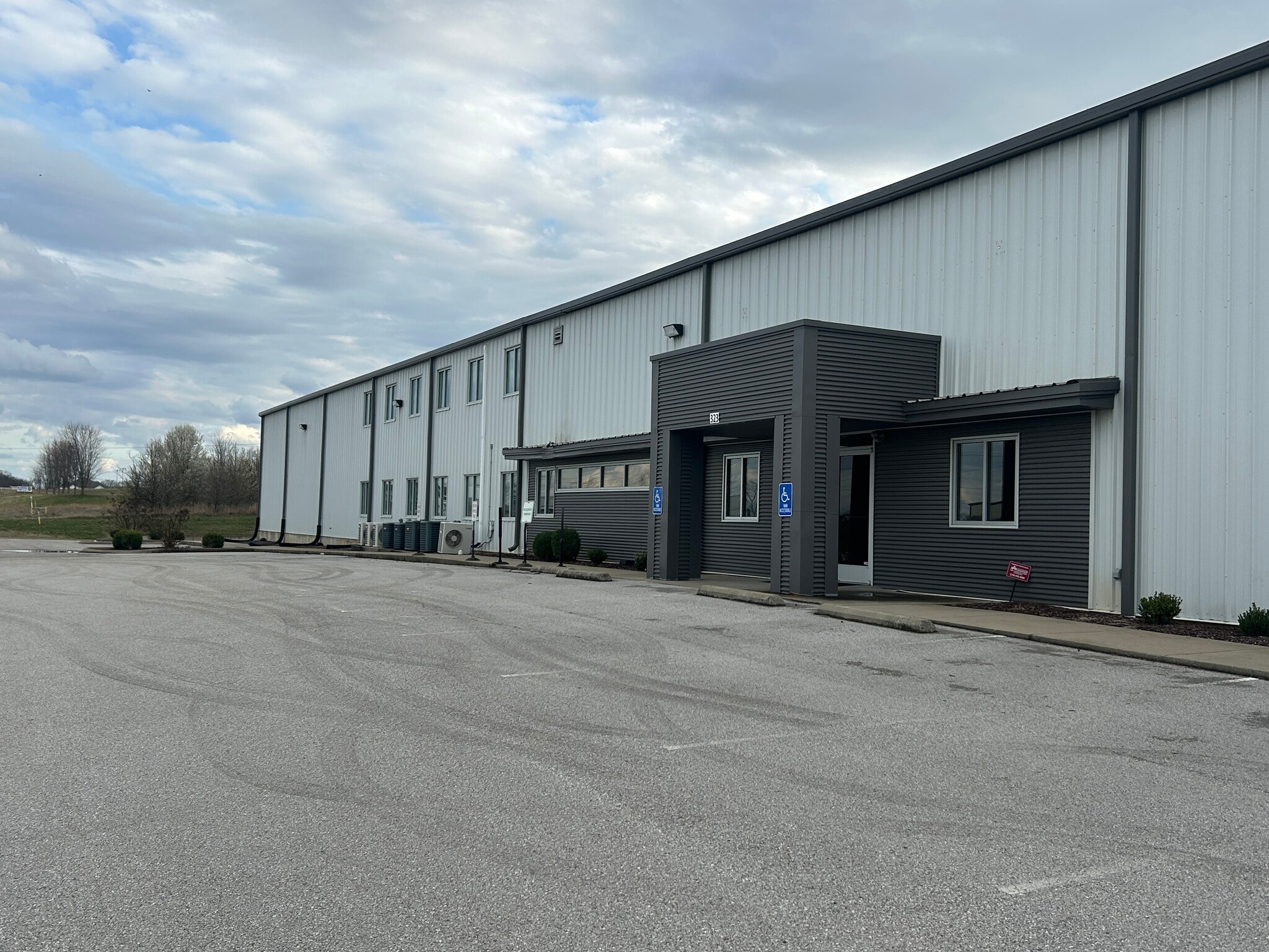323 Mitch McConnell Way, Bowling Green, KY à louer Photo intérieure– Image 1 sur 9