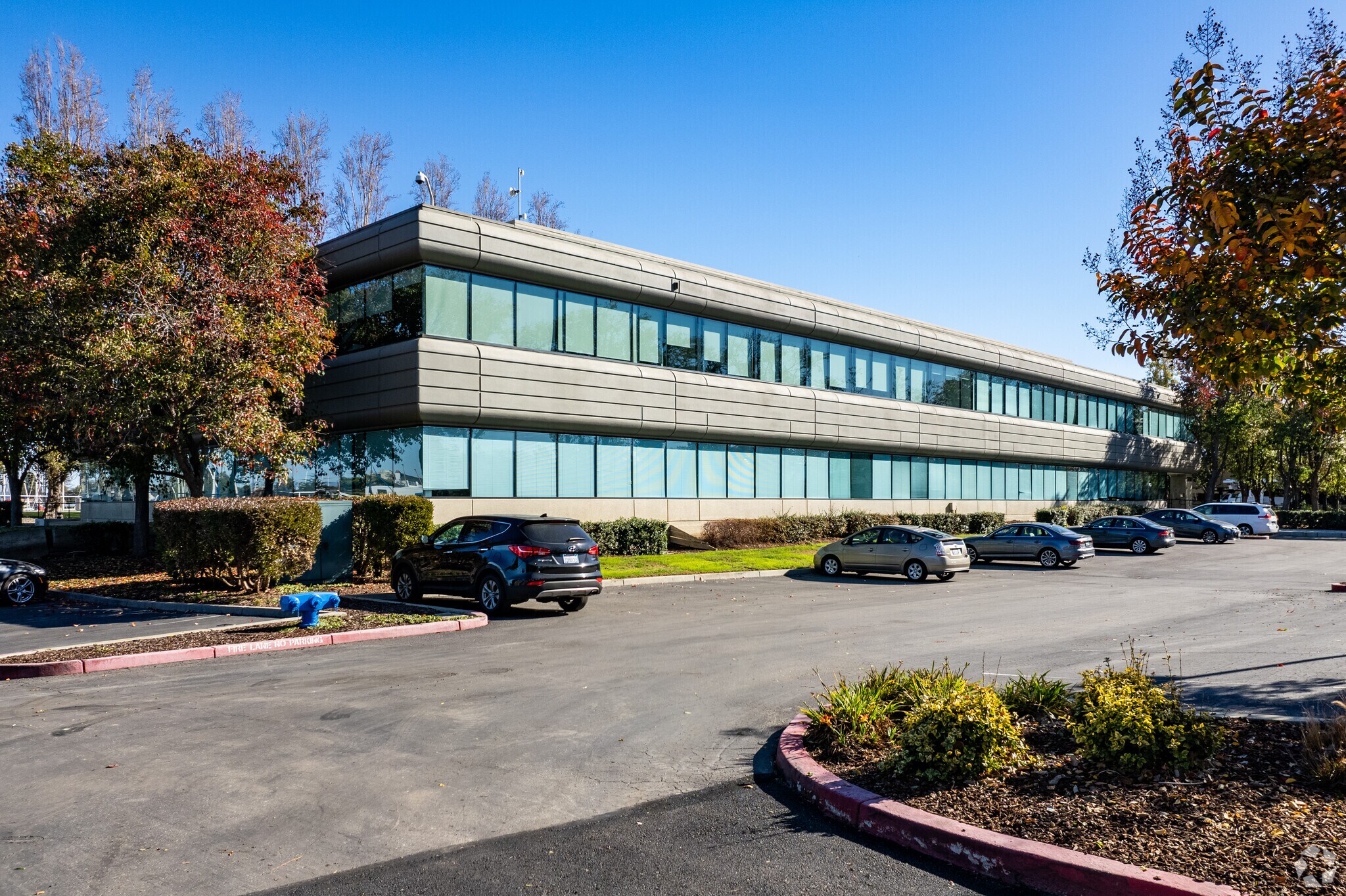 900 Chesapeake Dr, Redwood City, CA à louer Photo principale– Image 1 sur 6