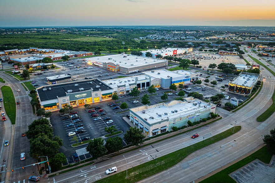 5000 S Hulen St, Fort Worth, TX à louer - Photo de l’immeuble – Image 1 sur 12