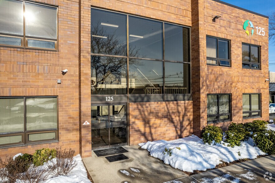 125 E Union Ave, East Rutherford, NJ à louer - Photo de l’immeuble – Image 3 sur 4