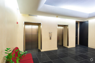 8840 Wilshire Blvd, Beverly Hills, CA à louer Hall d’entrée– Image 2 sur 10
