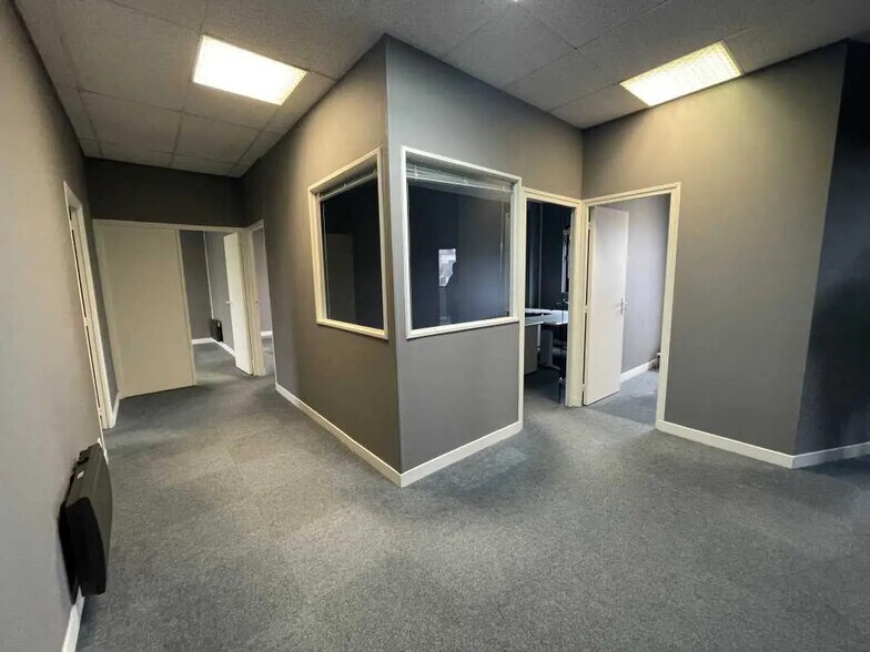 Bureau dans Allonne à louer - Photo de l’immeuble – Image 1 sur 7