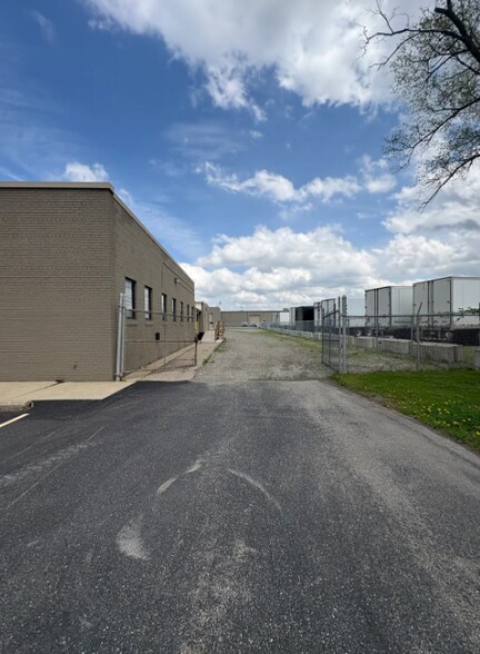 987 S Mill St, Plymouth, MI à louer - Photo de l’immeuble – Image 3 sur 17