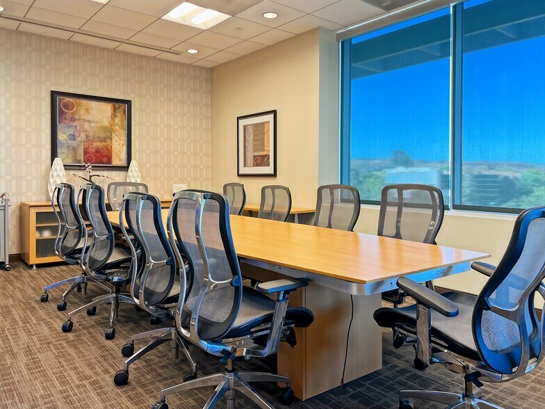 25350 Magic Mountain Pky, Valencia, CA à louer - Photo intérieure – Image 2 sur 15