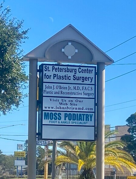 7855 38th Ave N, Saint Petersburg, FL à louer - Photo de l’immeuble – Image 2 sur 12