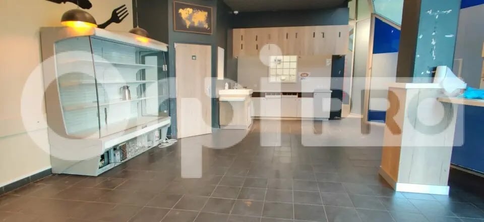 Local commercial dans Évry-Courcouronnes à louer - Photo intérieure – Image 2 sur 7