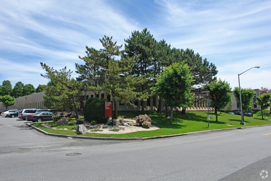 200 Clearbrook Rd, Elmsford, NY à louer - Photo de l’immeuble – Image 1 sur 8