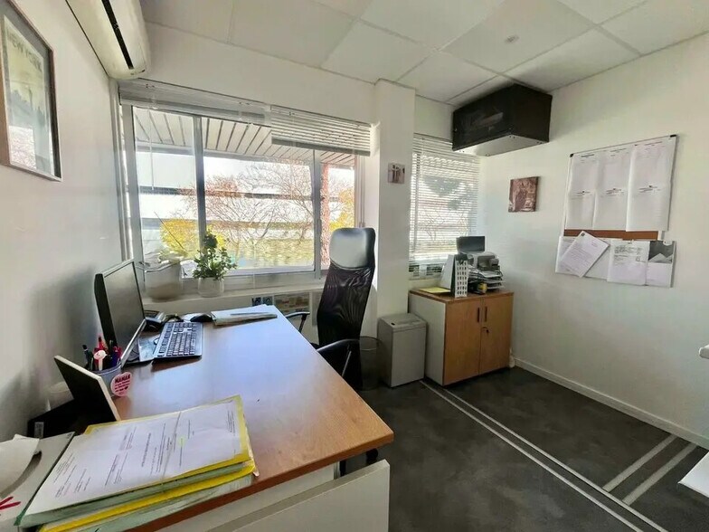 Bureau dans Saint-Laurent-du-Var à louer - Photo de l’immeuble – Image 2 sur 4