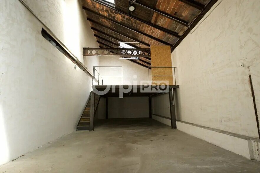 Local d’activités dans FLEURIEU-SUR-SAÔNE à louer - Photo de l’immeuble – Image 2 sur 5