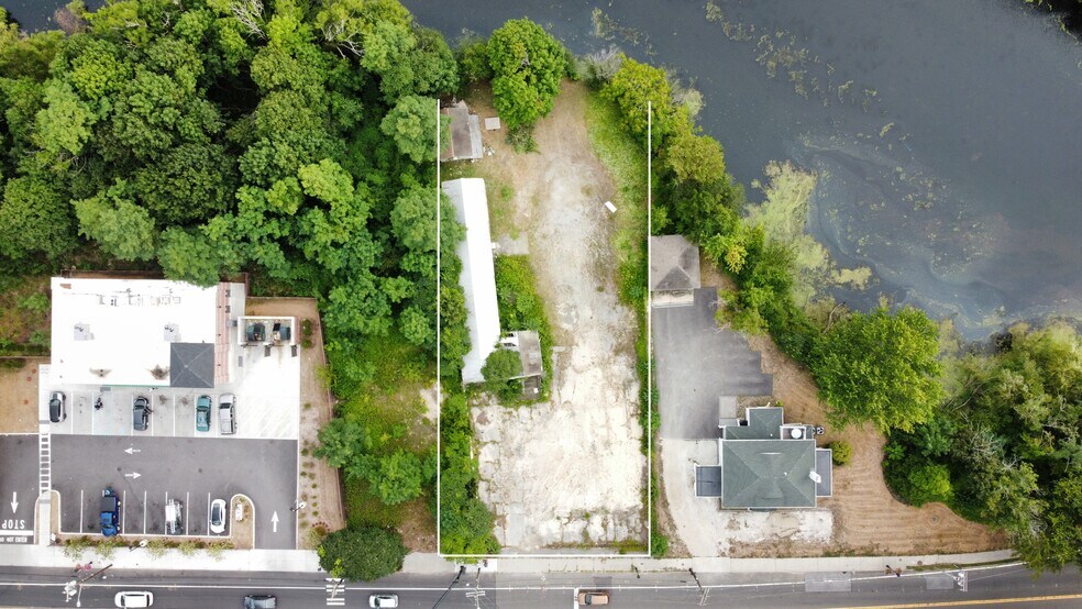 305 W Main, Riverhead, NY à vendre - Photo de l’immeuble – Image 2 sur 11