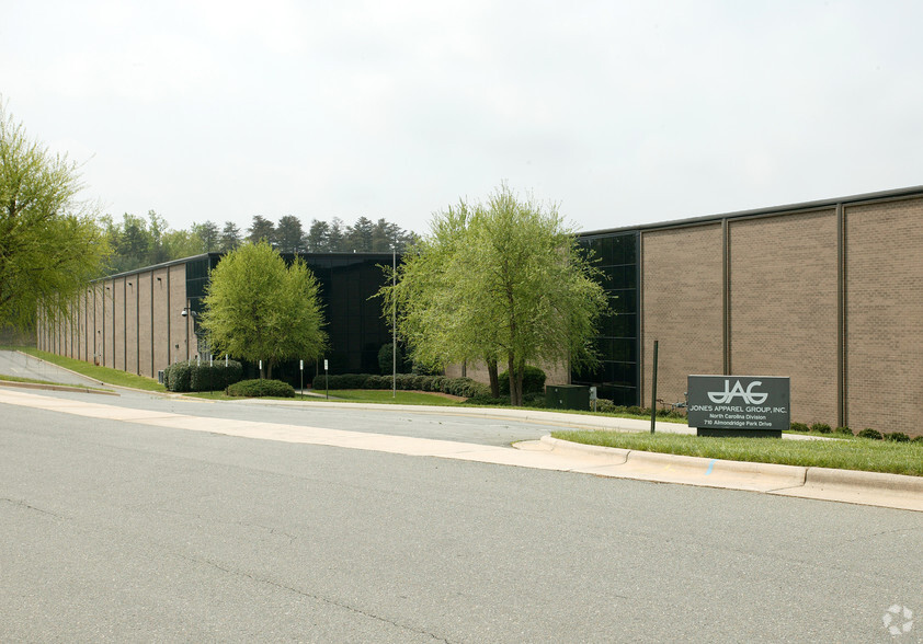 710 Almondridge Dr, Rural Hall, NC à louer - Photo de l’immeuble – Image 2 sur 8