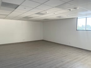 15721 Vanowen St, Van Nuys, CA à louer Photo de l’immeuble– Image 2 sur 3