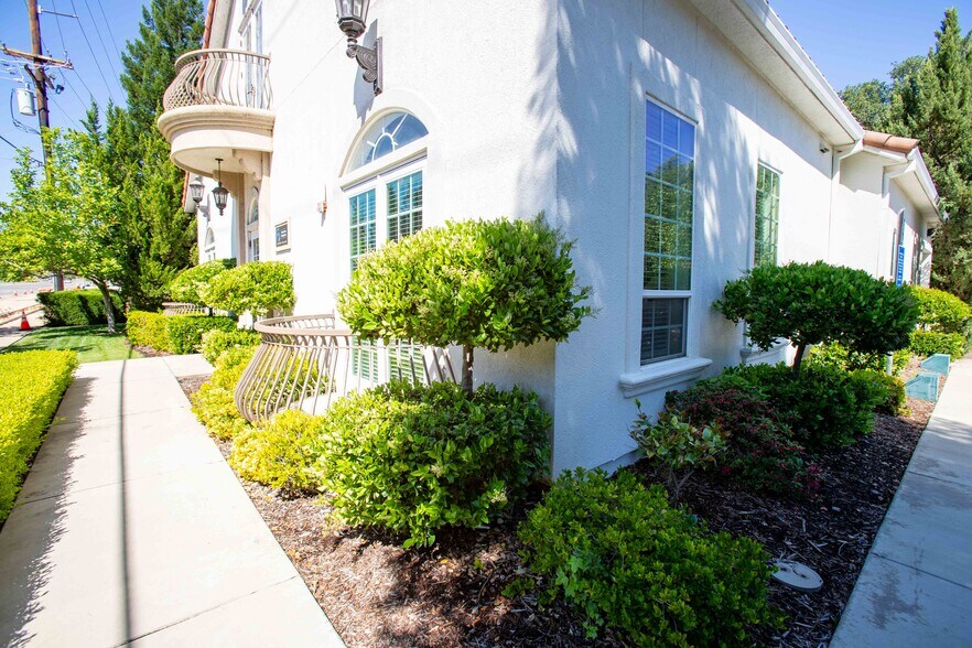 3652 Eureka Way, Redding, CA à louer - Photo principale – Image 1 sur 44