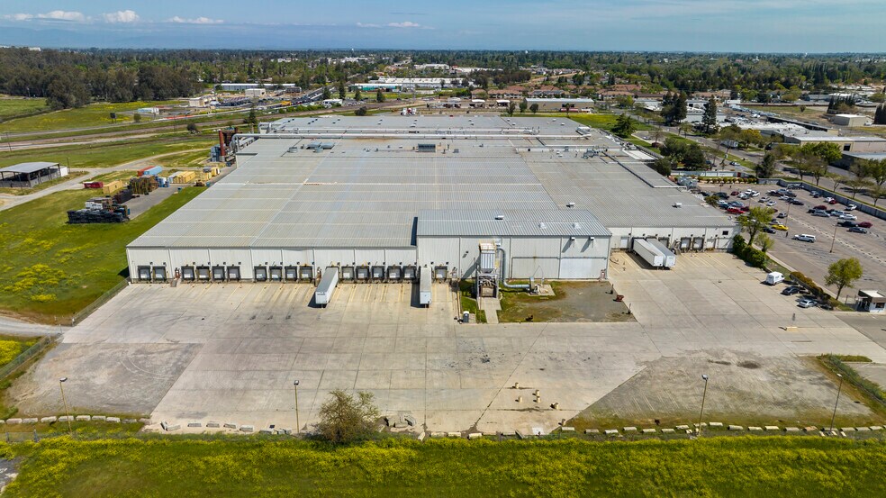 2201 Cooper Ave, Merced, CA à louer - Photo de l’immeuble – Image 3 sur 11