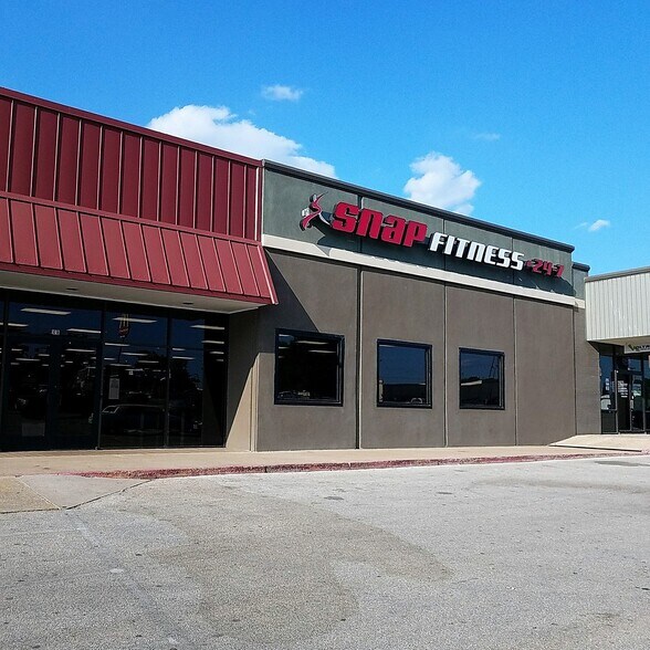 1111 E Tyler St, Athens, TX à louer - Photo de l’immeuble – Image 3 sur 10