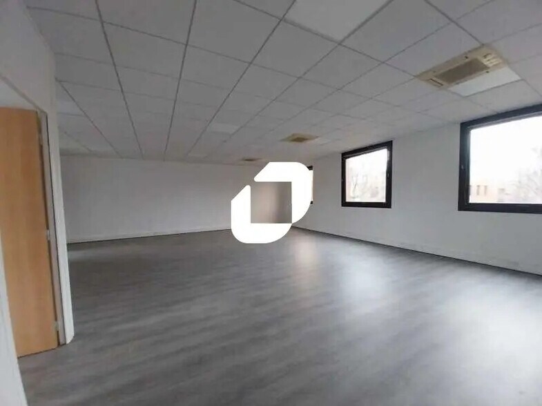 Bureau dans Montigny-le-Bretonneux à louer - Photo de l’immeuble – Image 3 sur 7