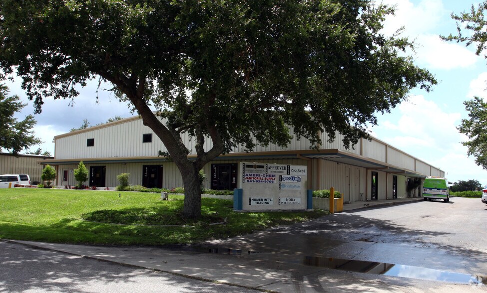 6142-6162 Clark Center Ave, Sarasota, FL à louer - Photo principale – Image 1 sur 6