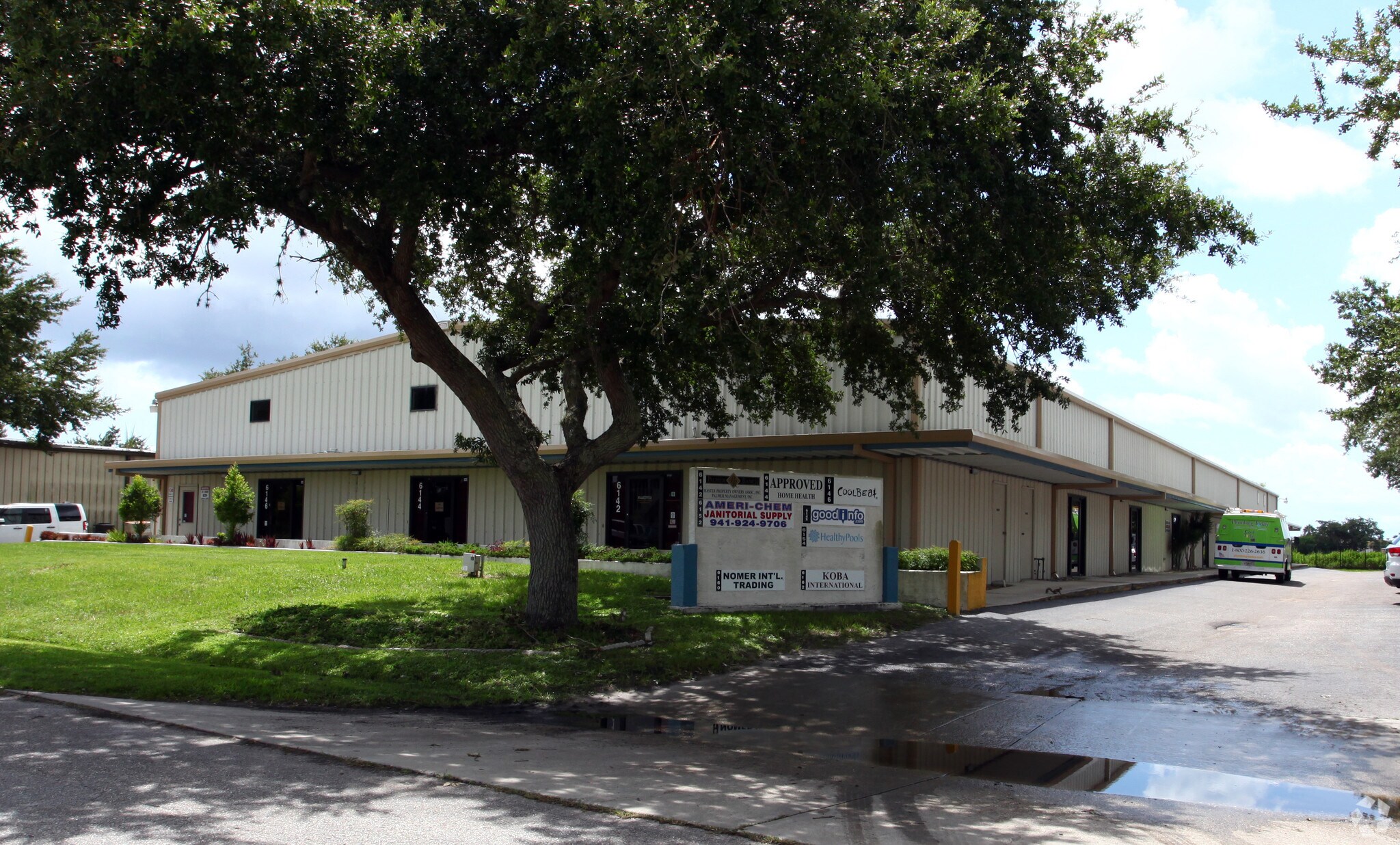 6142-6162 Clark Center Ave, Sarasota, FL à louer Photo principale– Image 1 sur 7