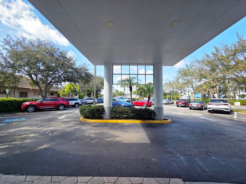 4889 S Congress Ave, Lake Worth, FL à vendre - Photo de l’immeuble – Image 3 sur 26