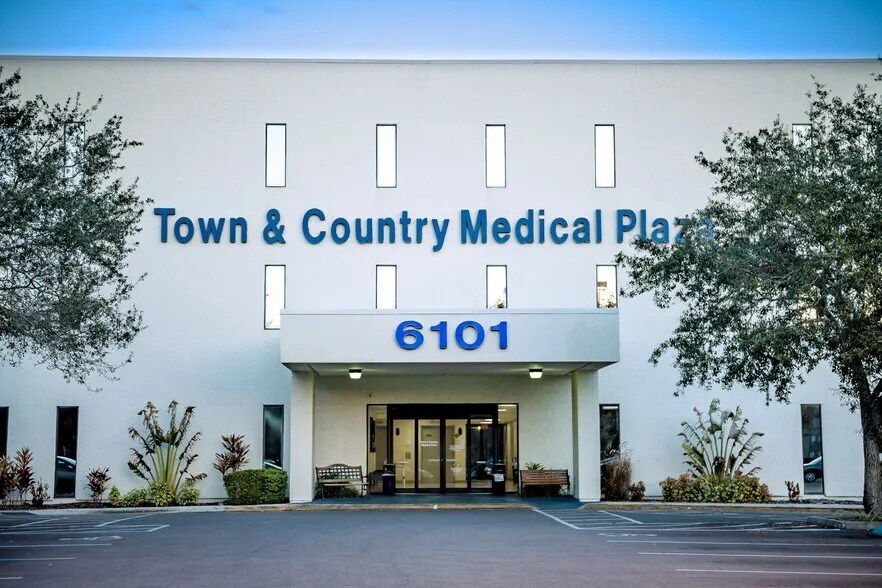 6101 Webb Rd, Tampa, FL à louer Photo principale– Image 1 sur 21