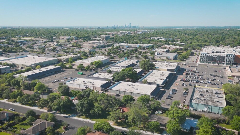 2700 W Anderson Ln, Austin, TX à louer - Vidéo sur l’annonce professionnelle – Image 2 sur 10