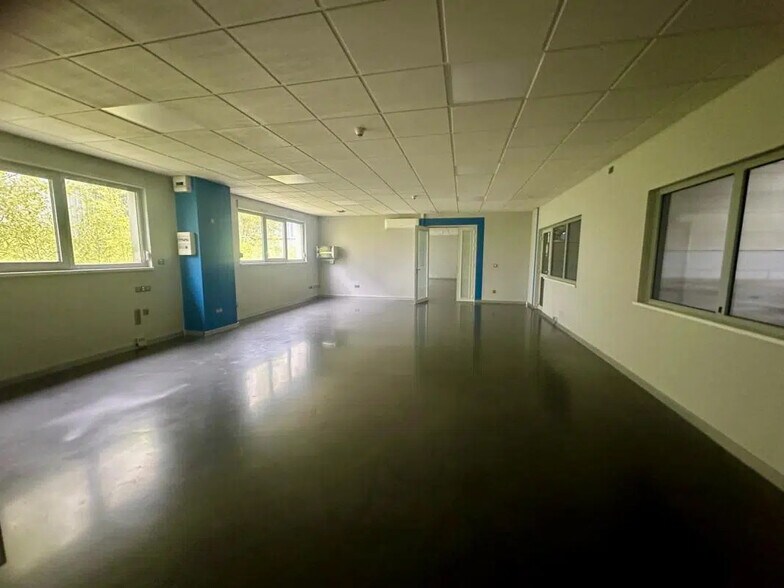 Local d’activités dans Folkling à louer - Photo intérieure – Image 3 sur 5