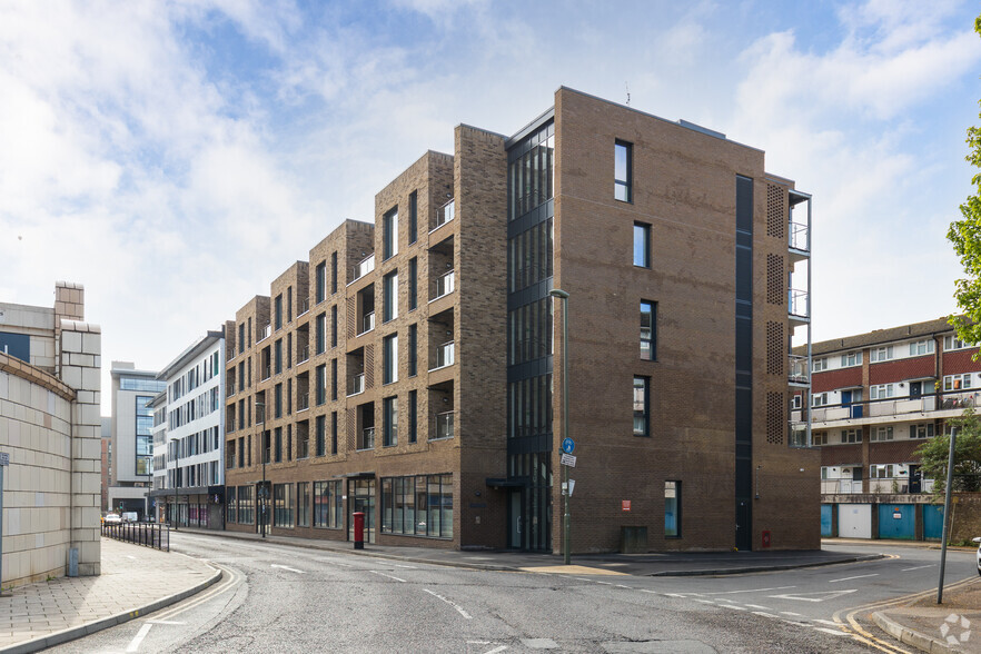 16-22 Cromwell Rd, Redhill à louer - Photo principale – Image 1 sur 4