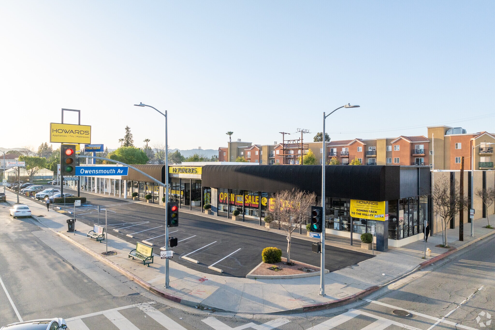 21721-21729 Vanowen St, Canoga Park, CA à louer Photo principale– Image 1 sur 6