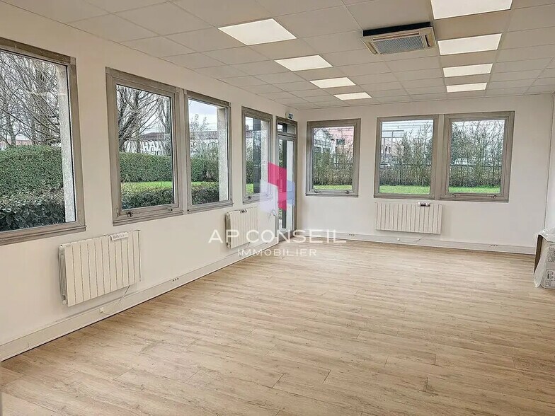 Bureau dans Coignières à louer - Photo de l’immeuble – Image 2 sur 4