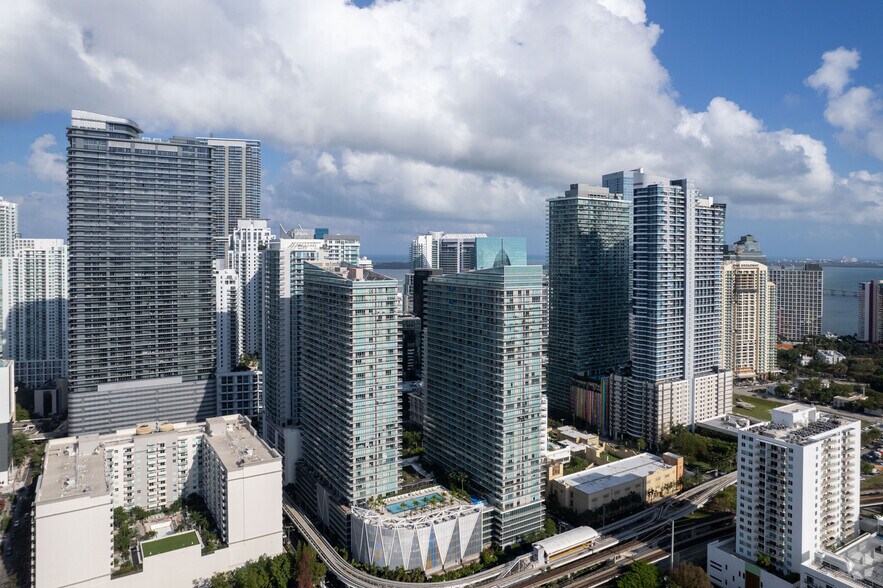 1111 SW 1st Ave, Miami, FL à louer - Photo de l’immeuble – Image 2 sur 3