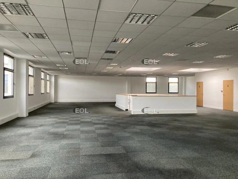 Local d’activités dans Créteil à louer - Photo de l’immeuble – Image 3 sur 5