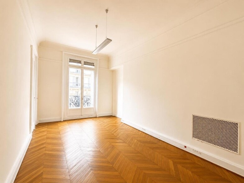 20 B Rue La Boëtie, Paris à louer - Photo de l’immeuble – Image 2 sur 9