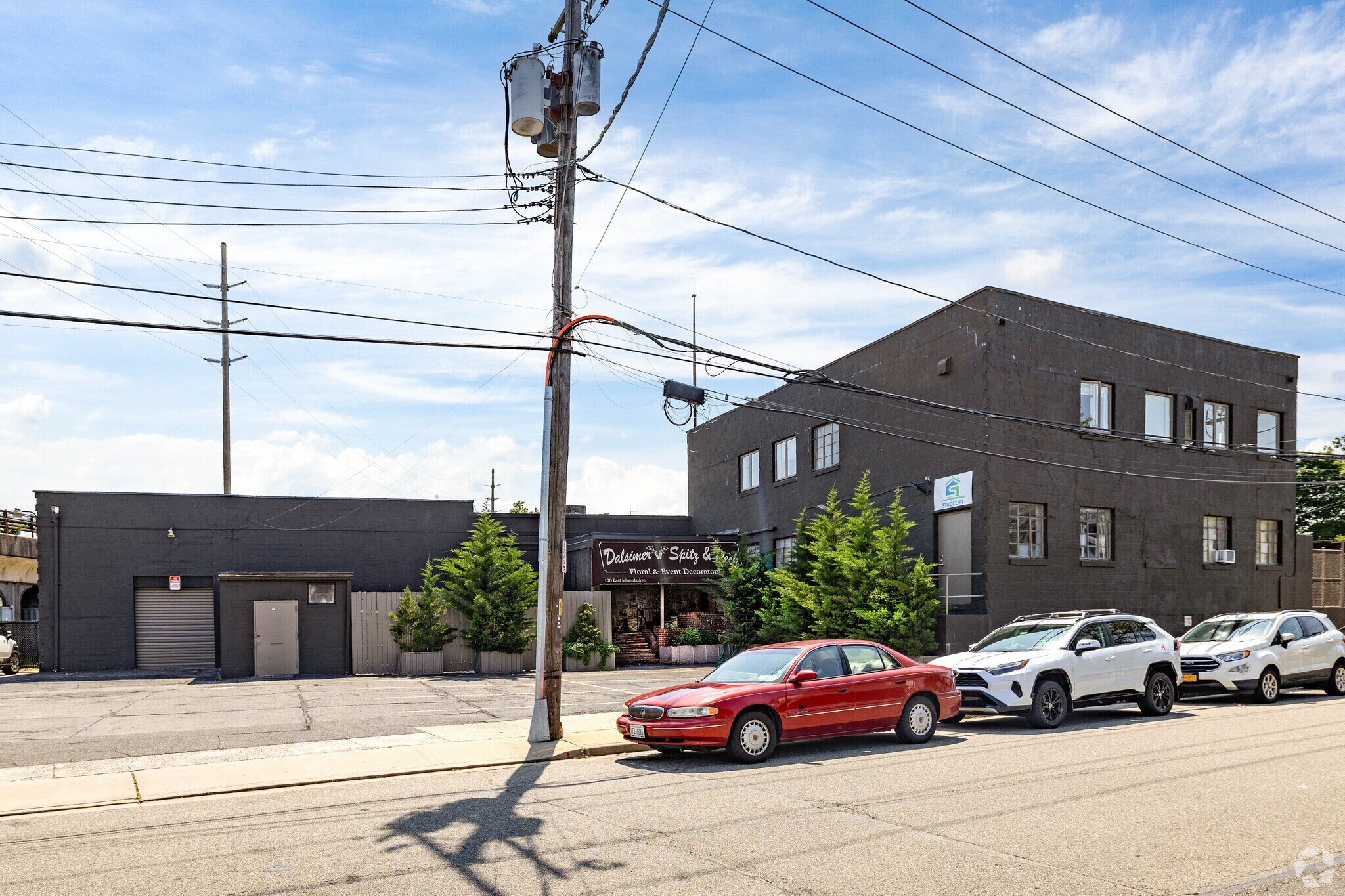 100 E Mineola Ave, Valley Stream, NY à louer Photo principale– Image 1 sur 10