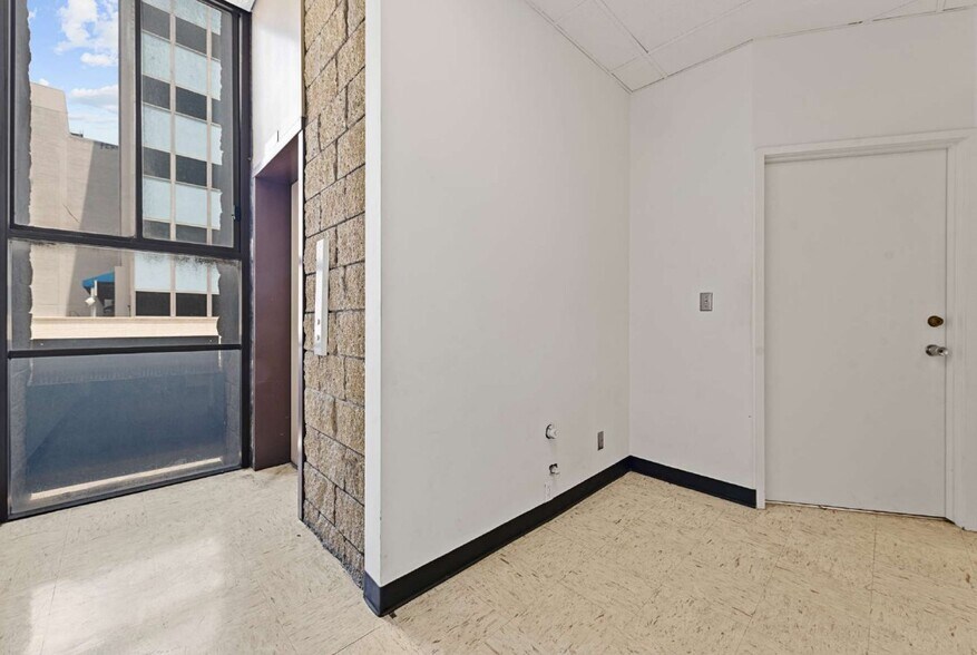 316 E 2nd St, Los Angeles, CA à louer - Photo de l’immeuble – Image 2 sur 6