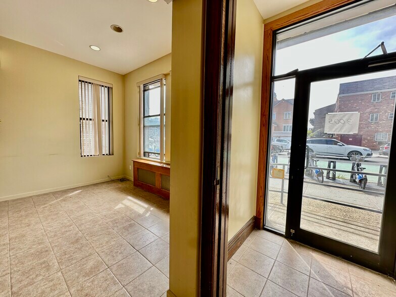 3005 31st Ave, Astoria, NY à louer - Photo de l’immeuble – Image 3 sur 22