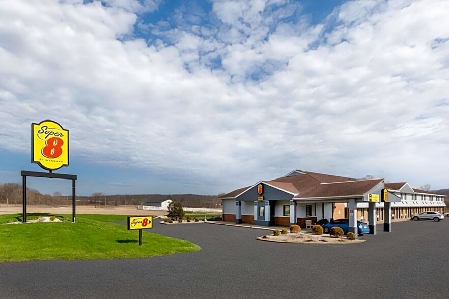 299 Adena Dr, Newcomerstown, OH à vendre - Photo de l’immeuble – Image 1 sur 6