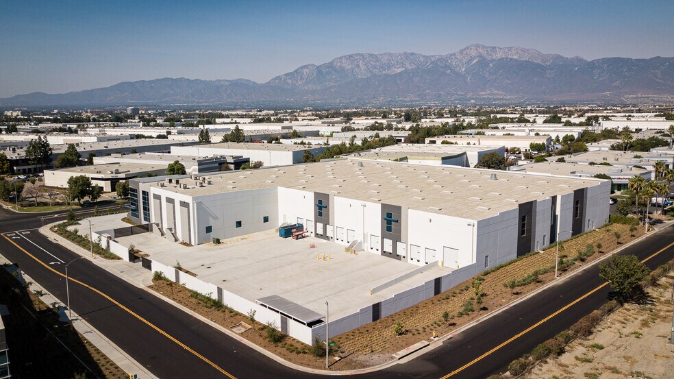 981 S Wanamaker Ave, Ontario, CA à louer - Photo de l’immeuble – Image 3 sur 4