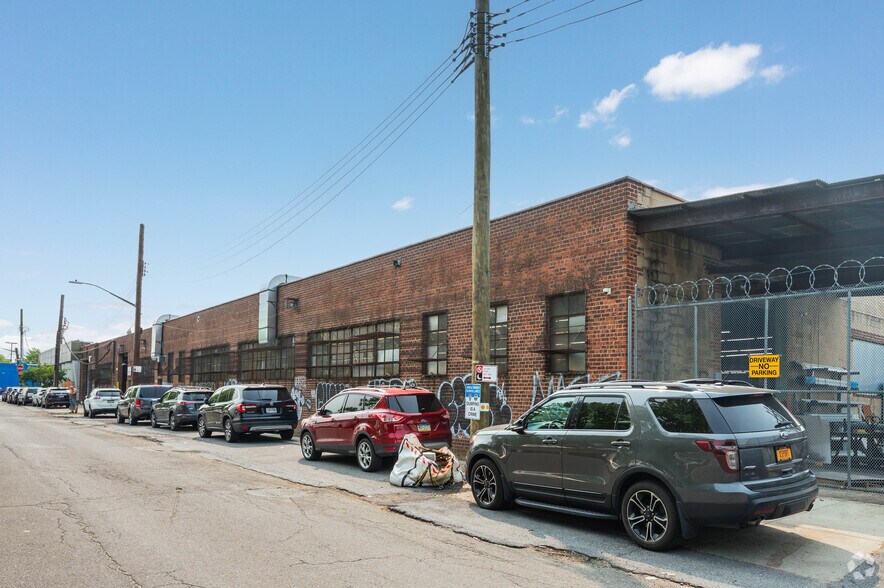 1360 S Drake Park, Bronx, NY à vendre - Photo de l’immeuble – Image 2 sur 3