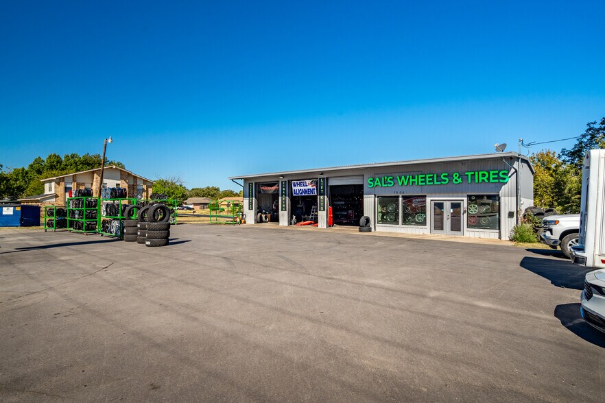 1004 W Main St, Crowley, TX à vendre - Photo de l’immeuble – Image 3 sur 22