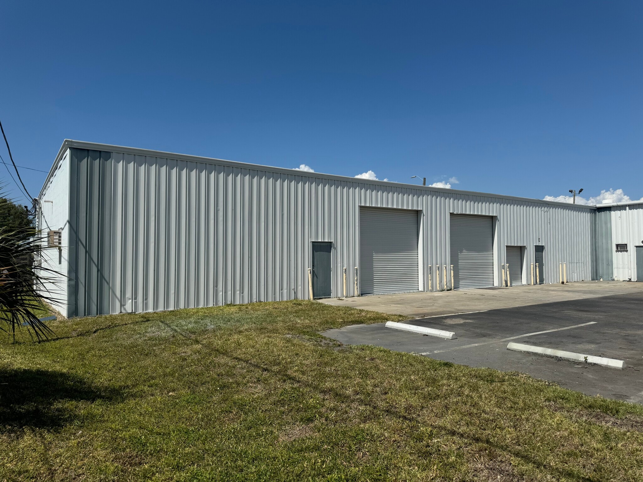 6135 142nd Ave N, Clearwater, FL à louer Photo de l’immeuble– Image 1 sur 7