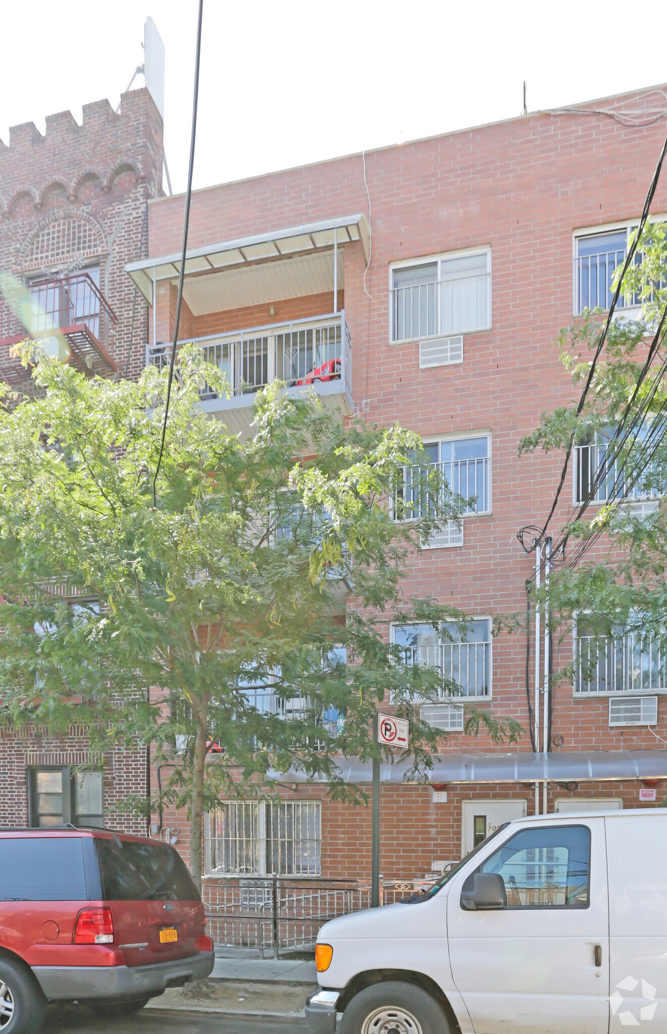 10822 38th Ave, Corona, NY à vendre Photo principale– Image 1 sur 3
